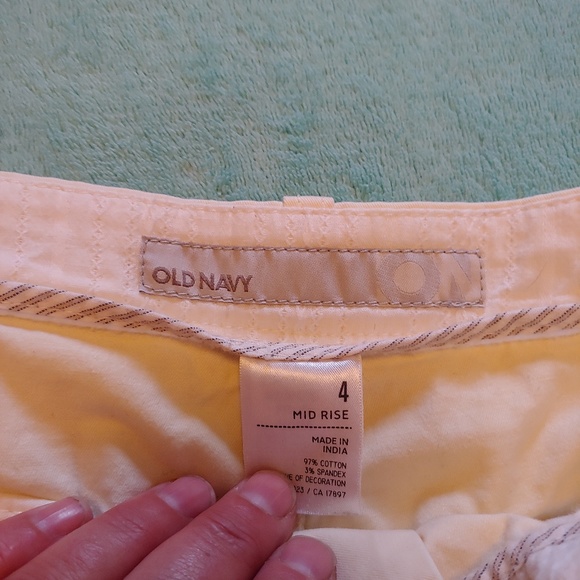 Shorts Pale Yellow Old Navy Mid Rise Size 4 - Picture 3 of 3